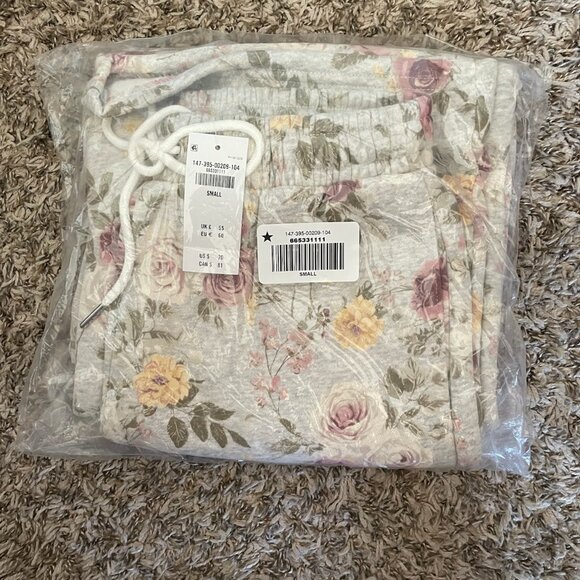 NWT ABERCROMBIE HIGH RISE WIDE LEG GREY SWEATPANTS FLORAL--SMALL--IN PACKAGING - Picture 7 of 7